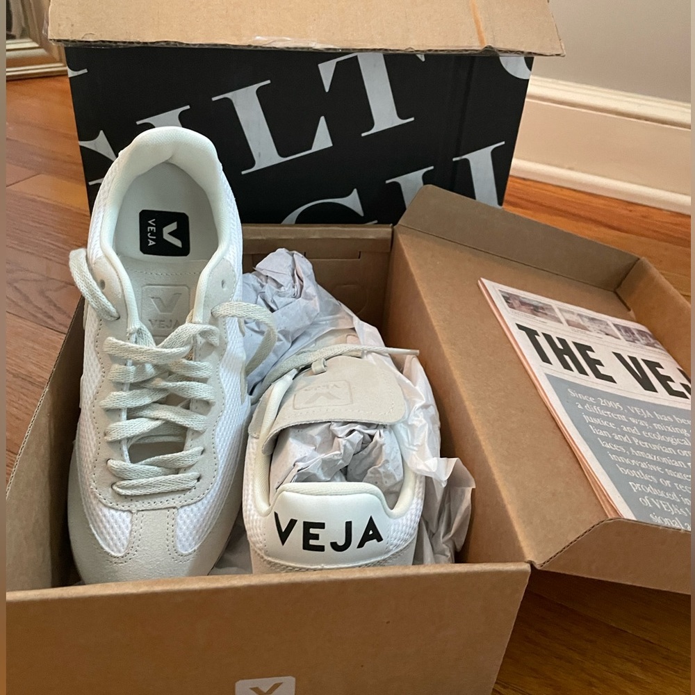 NIB veja size 37 sneakers